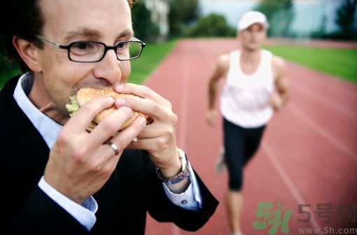 飯后一小時(shí)可以跑步嗎?飯后1小時(shí)絕對(duì)不能做的8件短命事