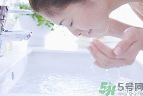 洗臉用冷水還是熱水好？用冷水洗臉好不好？