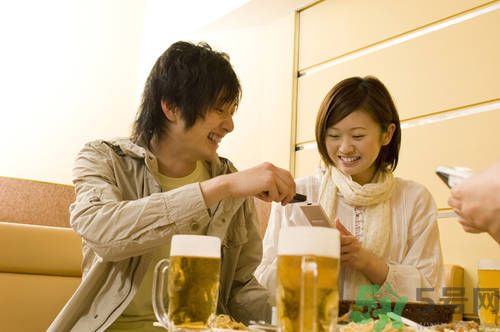 過(guò)期啤酒能喝嗎？過(guò)期啤酒喝了會(huì)怎么樣？