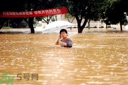 在雨水中走路容易得什么病？在雨水中走路有什么危害？