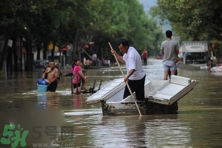 在雨水中走路容易得什么??？在雨水中走路有什么危害？