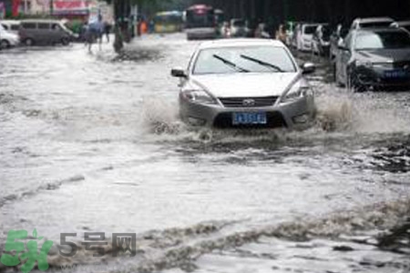 路面雨水多深車輛不宜通行？車輛在雨水中行駛要注意什么？