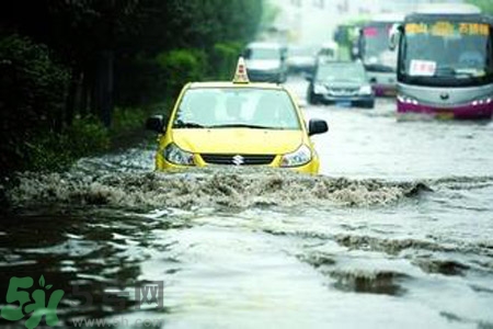 路面雨水多深車輛不宜通行？車輛在雨水中行駛要注意什么？