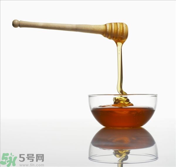 蜂蜜放久了有酒味是怎么回事？蜂蜜有酒味還能喝嗎？