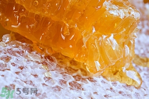 蜂蜜放久了有酒味是怎么回事？蜂蜜有酒味還能喝嗎？