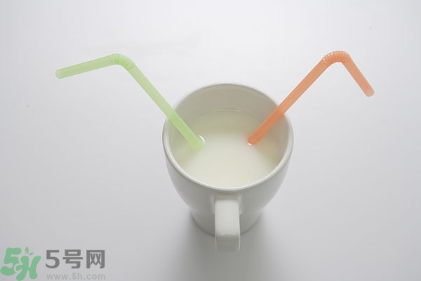 羊奶和牛奶哪個營養(yǎng)高?牛奶與羊奶哪個營養(yǎng)更好？