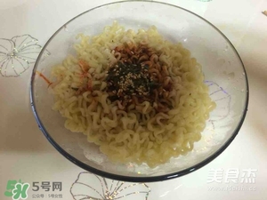 三養(yǎng)火雞面怎么吃?三養(yǎng)火雞面食用方法