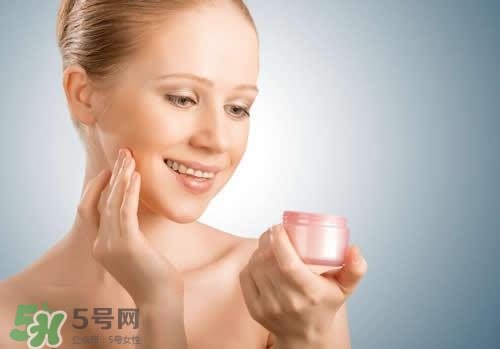 精華乳是乳液?jiǎn)幔烤A乳和乳液的區(qū)別