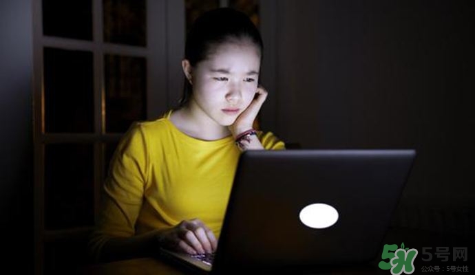 女人熬夜吃什么好？女人熬夜的危害有多大