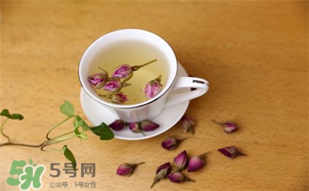 玫瑰花泡水可以敷臉嗎?泡過的玫瑰花敷臉好嗎?