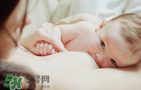 哺乳期奶水有血是什么原因？哺乳期奶水有血能喂奶嗎？