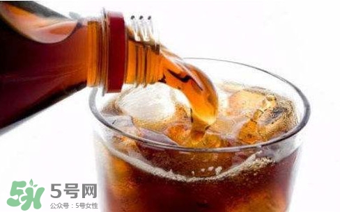 為什么喝碳酸飲料打嗝嗆鼻子？碳酸飲料為什么會冒泡