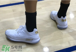 under armour curry 4 low低幫版白金配色上腳怎么樣？