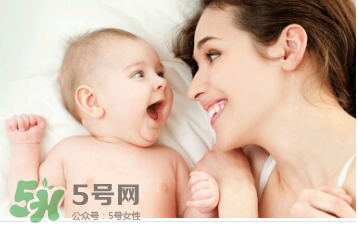 母乳喂養(yǎng)胸部一大一小怎么辦？母乳喂養(yǎng)會導致胸不對稱嗎？