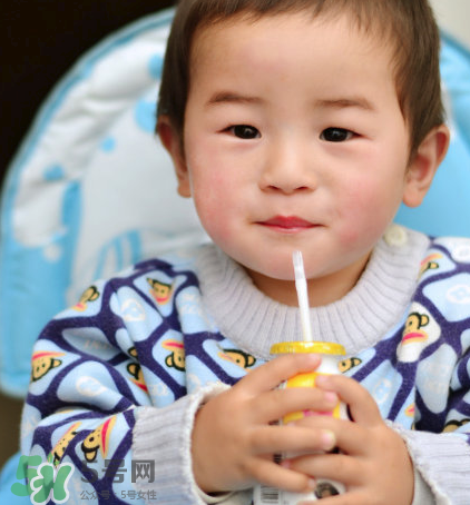 兒童能喝老年人奶粉嗎？老年人奶粉小孩能不能喝？