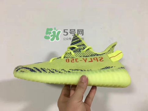 adidas yeezy boost 350 v2黃斑馬是夜光的嗎？