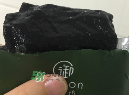 御泥坊水潤(rùn)茶萃微囊黑面膜怎么用？