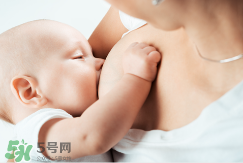 母乳喂養(yǎng)胸部會變形嗎？如何避免產(chǎn)后乳房變形？