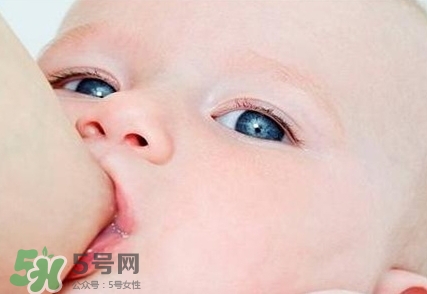 母乳喂養(yǎng)的寶寶大便怎樣正常？母乳喂養(yǎng)的寶寶需要補鈣嗎？