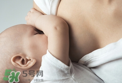 母乳喂養(yǎng)胸部會變形嗎？如何避免產(chǎn)后乳房變形？