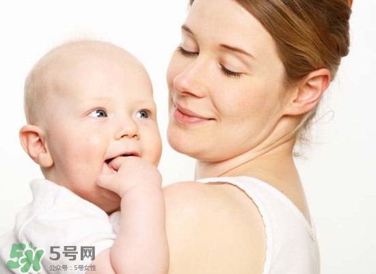 母乳喂養(yǎng)胸部會變形嗎？如何避免產(chǎn)后乳房變形？