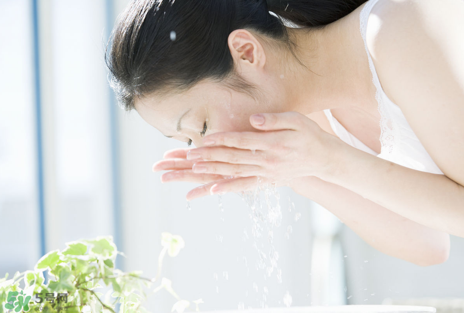 抬頭紋太重怎么辦？撫平抬頭紋只需這幾招