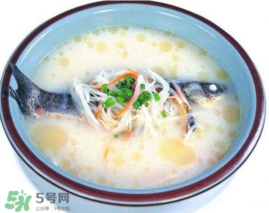 鯽魚湯里可以放什么菜最好？鯽魚燉湯放什么菜？