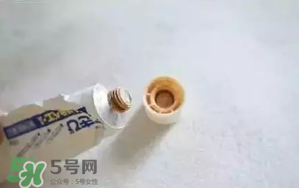 白兔暗瘡膏還是獅王祛痘膏好？?jī)煽铎疃划a(chǎn)品對(duì)比