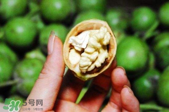 新鮮核桃要?jiǎng)兤?？剝皮時(shí)手變黑怎么清洗？