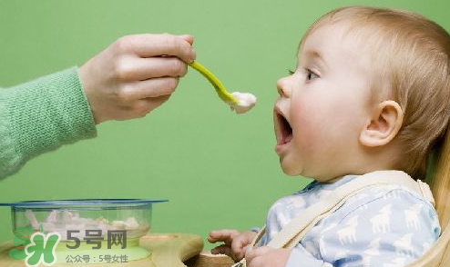 母乳寶寶幾個月添加輔食？母乳寶寶添加輔食的時間介紹