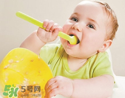 母乳寶寶幾個月添加輔食？母乳寶寶添加輔食的時間介紹