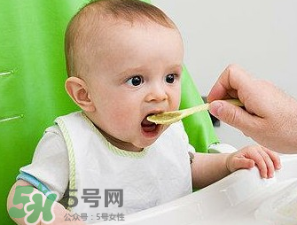 母乳寶寶幾個月添加輔食？母乳寶寶添加輔食的時間介紹