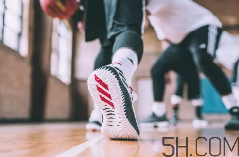 adidas dame 4多少錢？阿迪達斯利拉德四代上腳效果