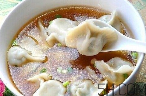 煮餃子用冷水還是熱水？煮餃子用大火還是小火？