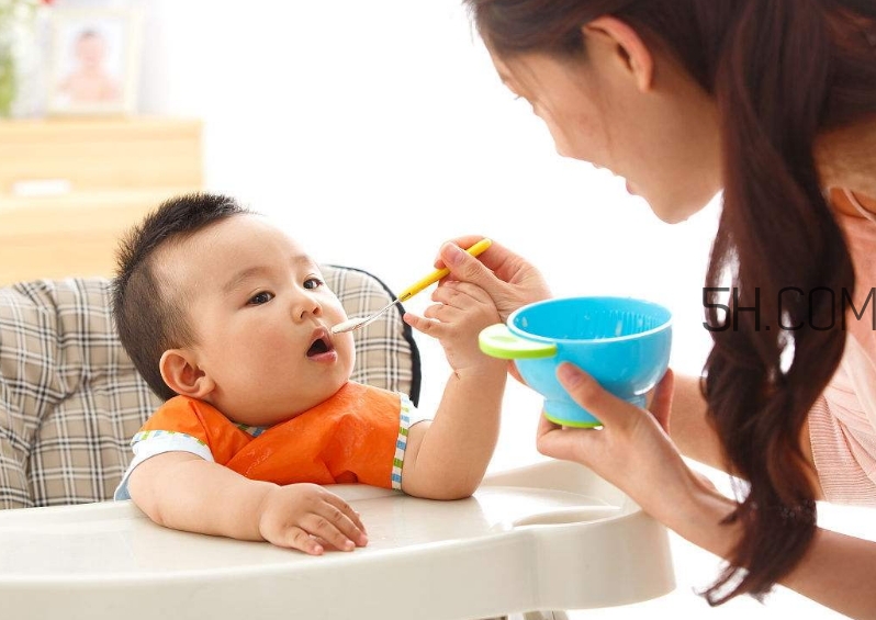 教會寶寶自己吃飯，你做到這些了嗎？