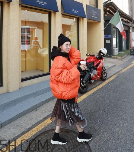 棉服配裙子好看嗎？棉衣配什么裙子好？