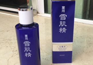 雪肌精化妝水盈潤(rùn)型成分是什么？會(huì)使皮膚變薄嗎？