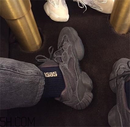 yeezy 500 desert rat純黑配色實(shí)物什么樣？