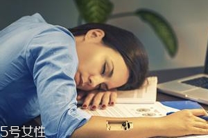 熬夜長(zhǎng)膘什么原因？疲勞使人食欲大開