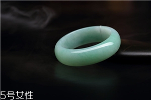 翡翠手鐲怎么養(yǎng)才能透？養(yǎng)翡翠的關(guān)鍵小竅門