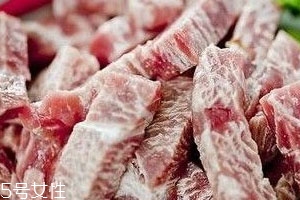 微波爐解凍肉多長時間 根據(jù)重量和凍的程度而定