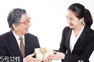 給領(lǐng)導(dǎo)送禮怎么說合適？真誠并且要注意分寸