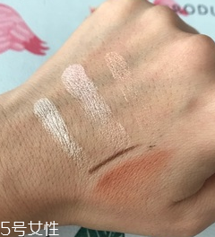 makeup revolution心形腮紅好用嗎？微閃蜜桃色彩