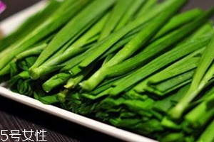 韭菜沒(méi)熟吃了會(huì)怎么樣？生韭菜很辛辣