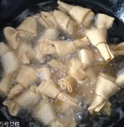 豆腐皮能油炸嗎？火候太猛容易炸糊