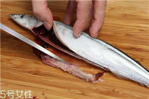 秋刀魚(yú)怎么處理 秋刀魚(yú)怎么去刺