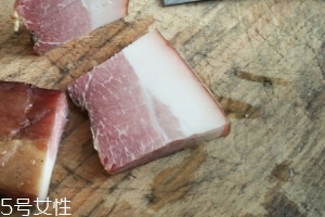 煙熏臘肉是熟的嗎？是生肉腌制的