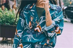 碎花衣服怎么搭配？美上天的秘密武器