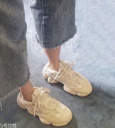 yeezy 500偏碼嗎？yeezy 500鞋碼標(biāo)準(zhǔn)嗎