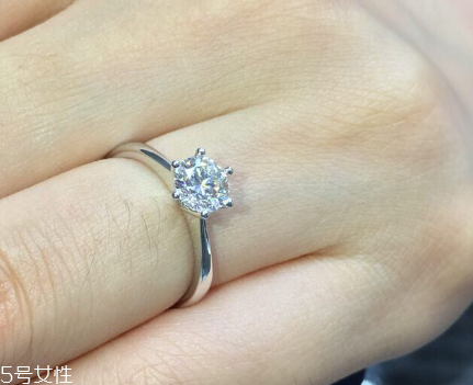 鉆戒是訂婚買還是結(jié)婚買？鉆戒訂婚就要買嗎？